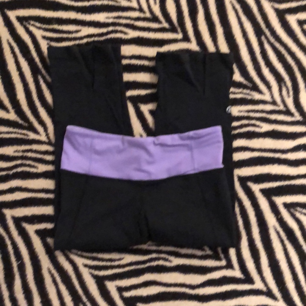 Lululemon 3/4 yoga pants w/rear slits at hem.